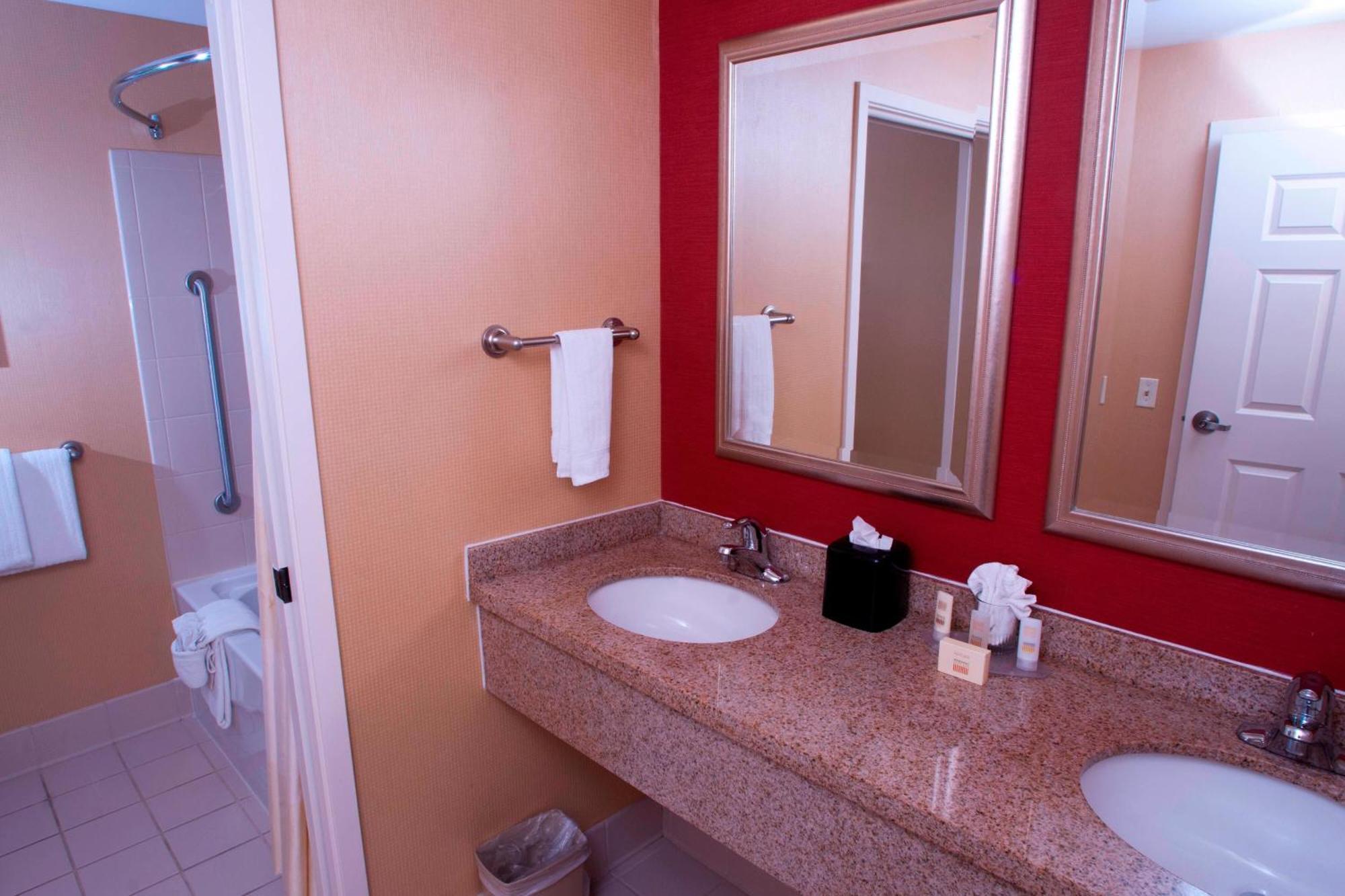 Courtyard Middlebury Hotel Екстериор снимка