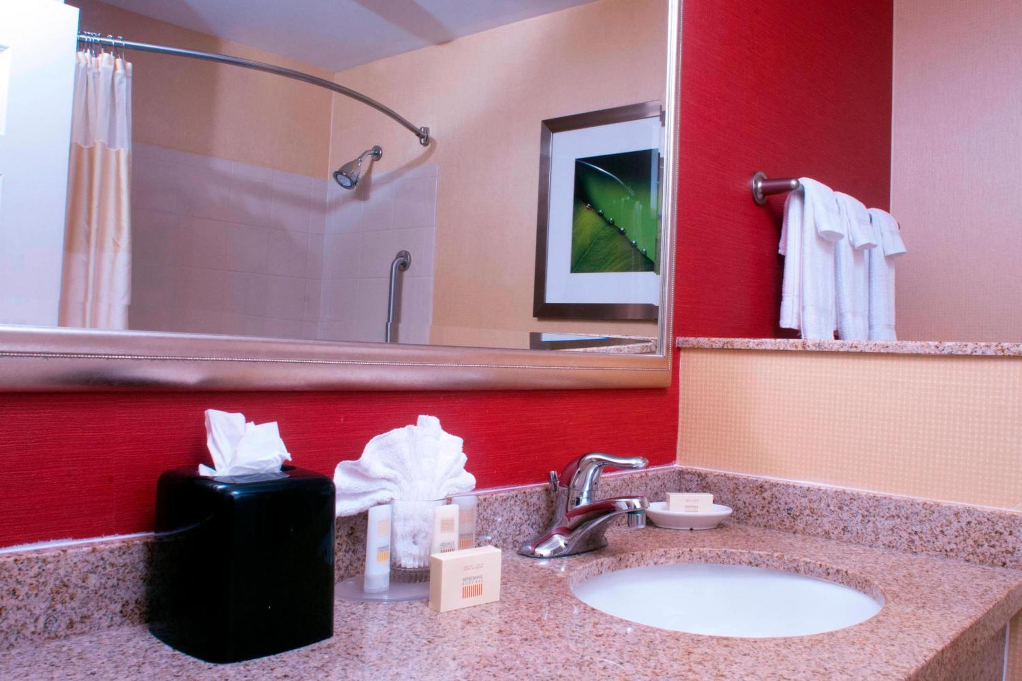 Courtyard Middlebury Hotel Екстериор снимка
