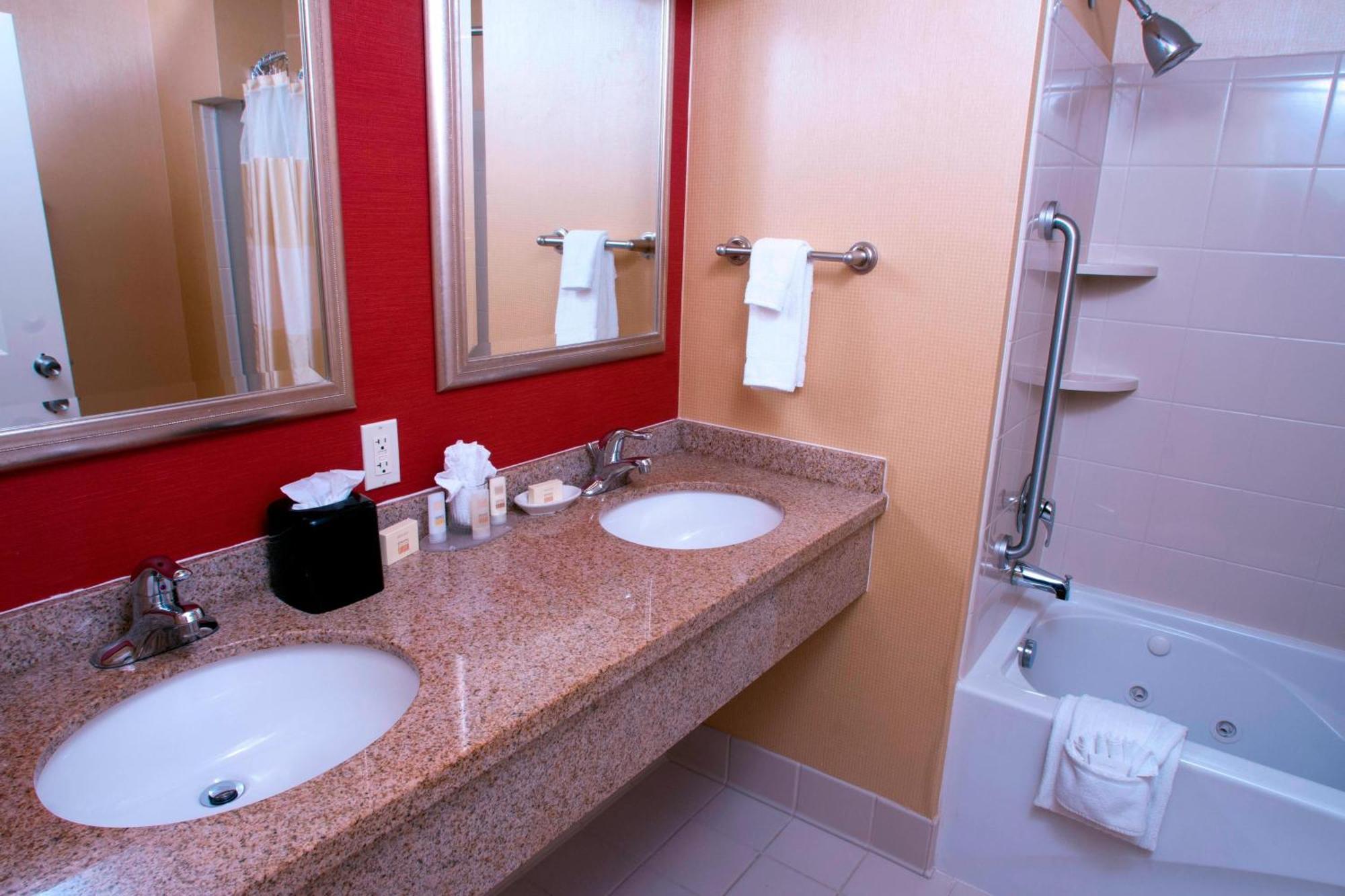 Courtyard Middlebury Hotel Екстериор снимка